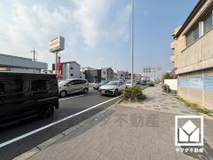 ゆったりとした道路幅があり車を選ばないのでお友達やお客様も訪れやすい環境です。
