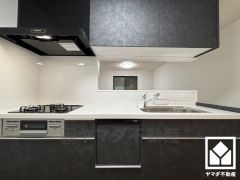 使いやすさとデザイン性を両立。落ち着いたモノトーンテイストが魅力のシステムキッチンです。
