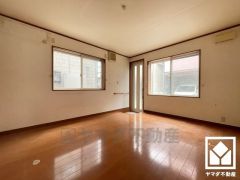 土間付きの玄関がございます。隣が駐車スペースなので、ご高齢の方も出入りがしやすい設計になっています。重い荷物や雨の日にも重宝しそうです。（リフォーム前の写真です）