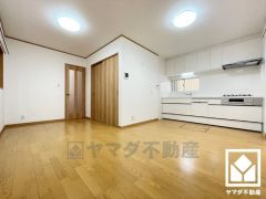 心地よい空間が広がるリビングで、家族みんなが快適に過ごせる時間を提供。