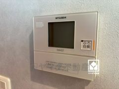 三菱電機の電気温水器「ダイヤホット」搭載。火を使わないため安全性が高く、貯湯式給湯器なので停電時にも貯めてあるお湯を生活用水として使用することができます。