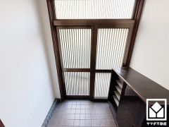 シンプルで洗練された玄関デザイン。帰るたびにホッとできる、心地よい住まいの入り口。