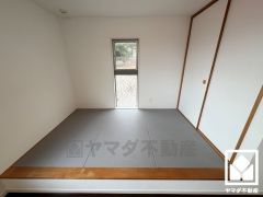 陽光がたっぷり差し込む洗練された畳コーナー。温かみのある畳のスッキリとしたデザインが、暮らしを心地よく彩ります。