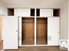 約6帖の洋室です。新たに家具を買わなくても良いので、ハンガーパイプ付きのクローゼットは嬉しいですね。