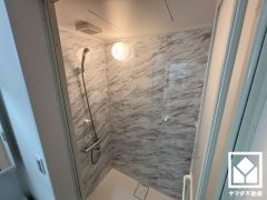 シャワールームがございます。忙しい朝や疲れた夜でも短時間でさっと手軽に使えて、スペースがシンプルなため掃除もラクラク。水道代やガス代・電気代の節約にも繋がります。