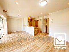 広々17.4帖のLDKが魅力。家族全員がリラックスできる、ゆったりとした快適リビングで温かい団らんの時間を。