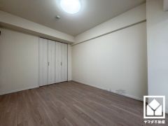 大きな窓からは明るい光が降り注ぎます。柔らかな光が差し込むお部屋で、快適で落ち着いた生活をお送りいただけます。