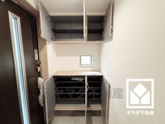 玄関にはシューズボックスを完備。家族の靴もしっかり収納できるので、玄関がいつも片付き、気持ちよくお客様を迎えられます。