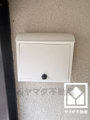 スチール製の明るいポストがございます。2ダイヤルのロック機能付きで安心です。