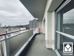 南向きバルコニーで陽当たり、風通し良好。奥行きがあり広々としているため、お洗濯物をたっぷりと干す事ができます。