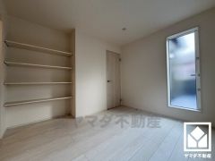 壁面に4段の稼働棚もあり、収納スペースとしては勿論、本棚や飾り棚など用途に合わせて高さを調節してお使いいただけます。