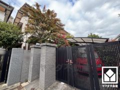 浴室は小窓が付いているので明るく、こもりがちな湿気もすぐ取り除くことができます。