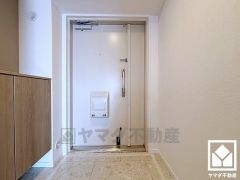 白を基調とした明るい玄関で、毎日を爽やかにスタート。清潔感あふれる空間が、訪れる人々を温かく迎えます。