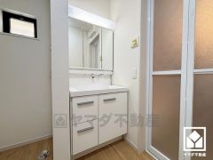 収納付きでスッキリお使い頂ける3面鏡の洗面台です。洗面ボウルが広めなので、忙しい朝でも身支度がしやすく時短になります。