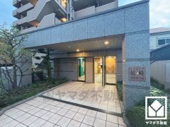 エントランスから始まる、快適な暮らし。オートロック完備の防犯性とデザイン性を両立した、安心の住まい。