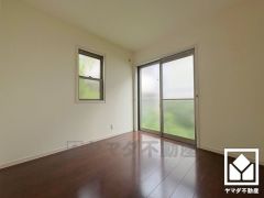 1階洋室です。全居室2面採光。明るい陽光がたっぷり差し込む心地よい生活空間です。