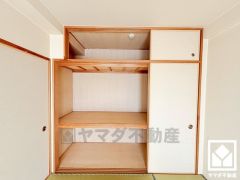 押入にはお客様用の座布団や寝具も収納可能です。