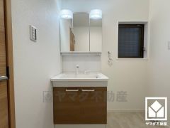 収納付きでスッキリお使い頂ける3面鏡の洗面台です。洗面ボウルが広めなので、忙しい朝でも身支度がしやすく時短になります。