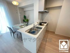 明るい白色で統一された清潔感のあるデザインが魅力のシステムキッチンです。