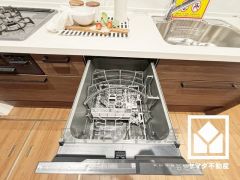 毎日の家事の負担を軽減でき、水道代の節約にもなる食器洗乾燥機付き。