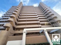 宅配ボックスも完備しています。留守でも安心、荷物の受け取りをスムーズに。