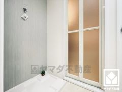 室内洗濯機置場がございますので、天候に左右されず洗濯していただけます。