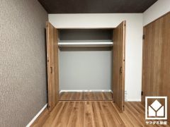 新たに家具を買わなくても良いので、ハンガーパイプ付きのクローゼットは嬉しいですね。