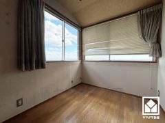 3階にはリビングに隣接して、2面採光の明るい書斎スペースがございます。自分だけのプライベートな空間で、仕事や趣味に没頭できます。