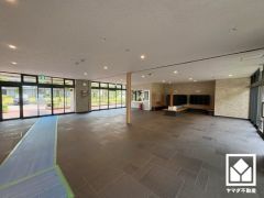 開放的で落ち着いたロビーが、心を癒すひとときを演出。くつろぎと気品が共存する、快適な住まい。