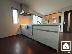 カウンターキッチンなので配膳や片付けがしやすく、お料理中でもお子様の様子が分かって安心です。毎日の家事の負担を軽減でき、水道代の節約にもなる食器洗乾燥機付き。