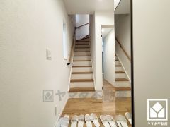 窓から光が差し込み、外出時にも帰宅時にも、明るい気持ちになれる玄関です。