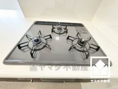 家族のごはん作りがはかどる。同時調理ができる3口コンロ付き。