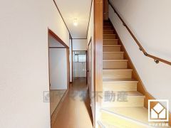 シンプルで洗練された玄関スペース。帰るたびにホッとできる、心地よい住まいの入り口。階段には手すりがついています。バリアフリーにも配慮された、家族みんなが過ごしやすい住宅です。