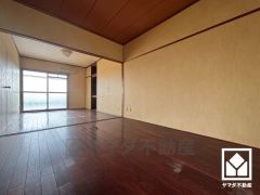 全居室収納付き。シューズボックスや約4帖の大容量収納など他にも収納スペースがあり、住空間を広々お使いいただけます。