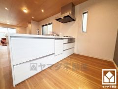 対面式キッチンなのでお料理中でもお子様の様子が分かって安心です。