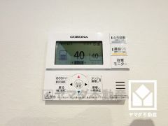 エコキュート搭載。ヒートポンプ技術で効率よくお湯を沸かすため、電気代がお得になります。火を使わないので安全性が高く、断水時にも貯めてあるお湯を生活用水として使用することができます。