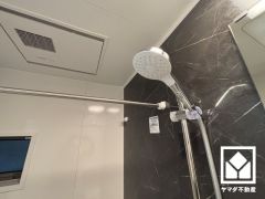 TOTO「コンフォートウエーブ」を搭載。2つの水流による「適度な刺激感」と、従来と比べて約35％の「節水・節ガス」を両立したシャワーヘッドです。