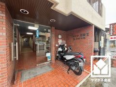 レンガ調タイル張りの美しいエントランス。綺麗に整備されており、帰宅時や来客時にも気持ちの良い空間です。