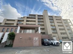 陽光に映える美しい外観。街並みに馴染みながらも、ひときわ目を引く存在感。