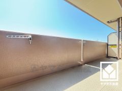 広々バルコニーでお洗濯物をたっぷりと干す事ができます。西側は公園のため開けており、前面に視界を遮る高い建物がないため開放的な景色が広がります。