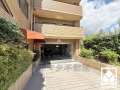 敷地内に屋内機械式の駐車場を完備。重い荷物や雨の日の移動もスムーズで、快適なカーライフを実現。空き状況は弊社スタッフまでお気軽にお問い合わせください。