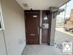 1階住戸で入口までの段差も少ないため、小さなお子様も安心です。室内バリアフリー仕様につき、ご高齢の方のお住まいとしても適したお部屋となっております。