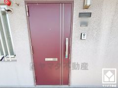 シンプルで洗練された玄関デザイン。帰るたびにホッとできる、心地よい住まいの入り口。