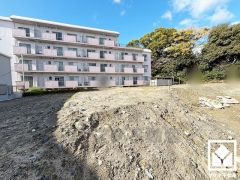 道路を挟んで北西側に緑豊かな「猪名川風致公園」があり、春にはお花見も楽しめます。徒歩圏内に斜面を利用した大きなすべり台がある「西浦公園」もあり、子育て世帯の方にもお勧めです。