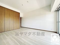 大きな窓からは明るい光が降り注ぎます。独立した居室なのでプライベートな時間をゆったり過ごせそうです。