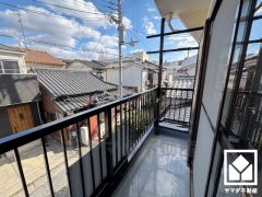 東向きバルコニーのため、朝日が気持ちよく入り爽やかな一日を始められます。バルコニーが2階と3階に1か所ずつございますので、お洗濯物もたっぷりと干す事ができます。