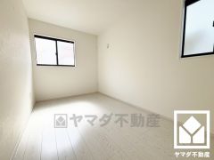 2面採光の大きな窓からは明るい光が降り注ぎます。柔らかな光が差し込むお部屋で、快適で落ち着いた生活をお送りいただけます。