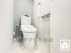 明るく清潔感溢れるトイレです。2連トイレットペーパーホルダーなのでお取替えの手間が軽減できます。