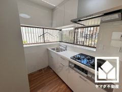 キッチンは空間を有効活用できる壁付けタイプ。おしゃれなコーナー窓がございますので、昼間は手元が明るく、お料理がはかどります。