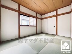 陽光がたっぷり差し込む洗練された和室。温かみのある畳のスッキリとしたデザインが、暮らしを心地よく彩ります。